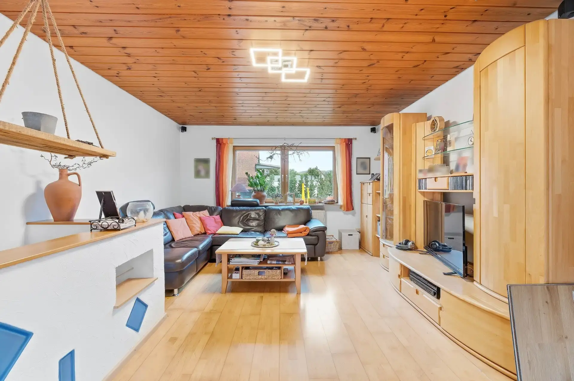 Gepflegte 4-Zimmer-Wohnung mit Garten, Terrasse und zwei Stellplätzen in Neuffen! in Neuffen