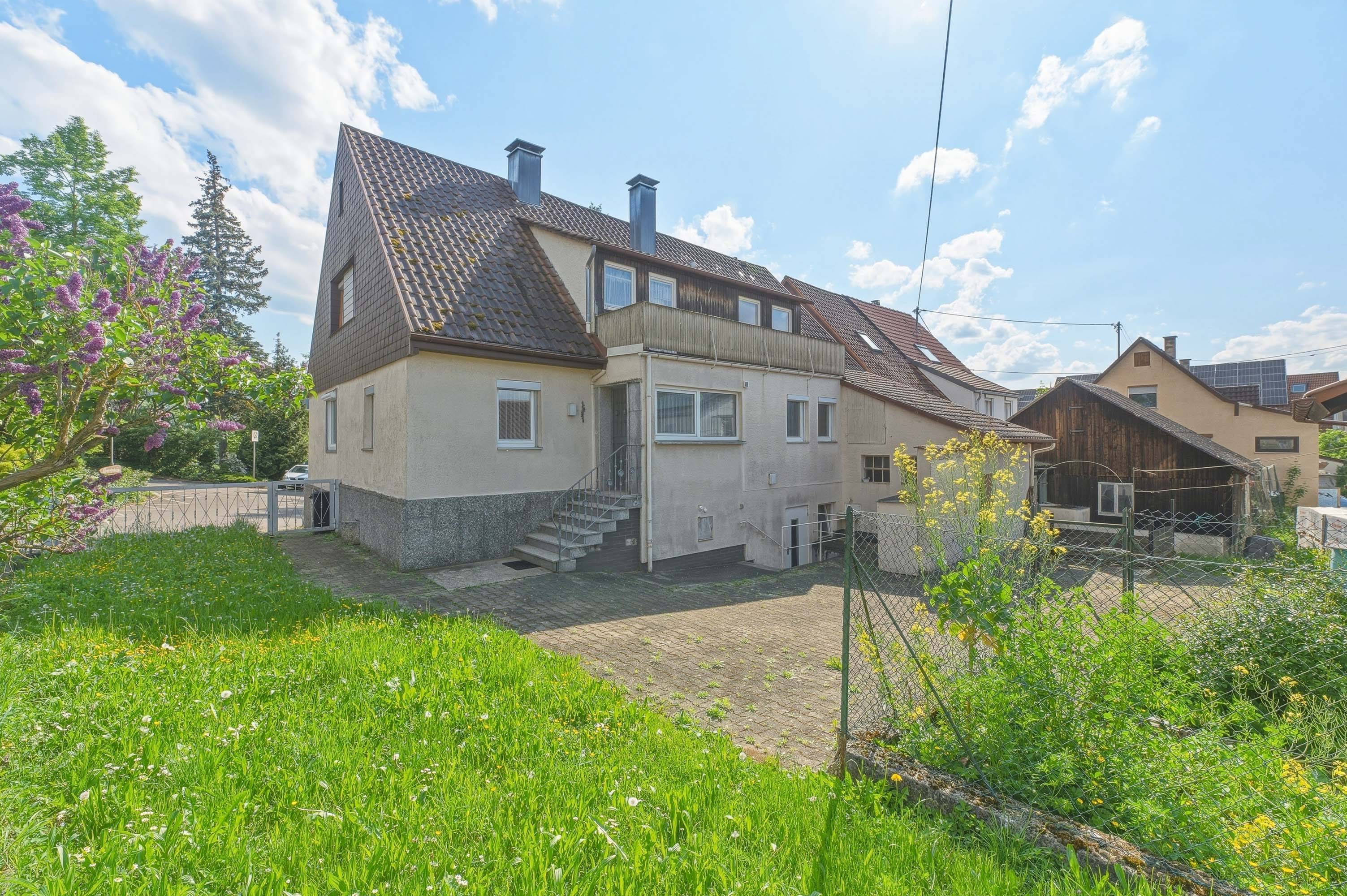 Drei Gebäude auf einem Hof gewachsenes Anwesen in Oberboihingen in Oberboihingen