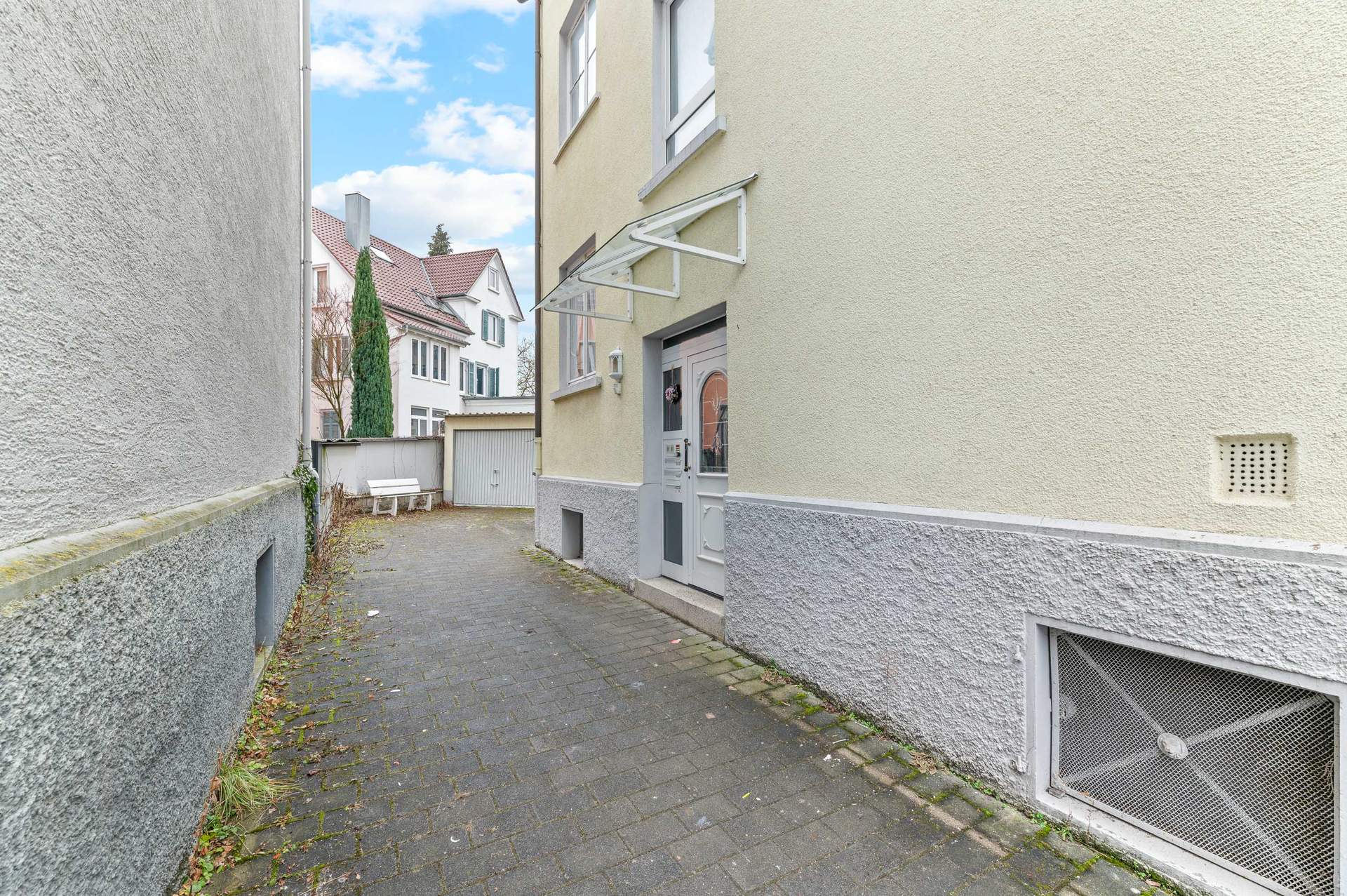 Dreifamilienhaus mit Entwicklungspotenzial in zentraler Lage von Reutlingen - Bild 1