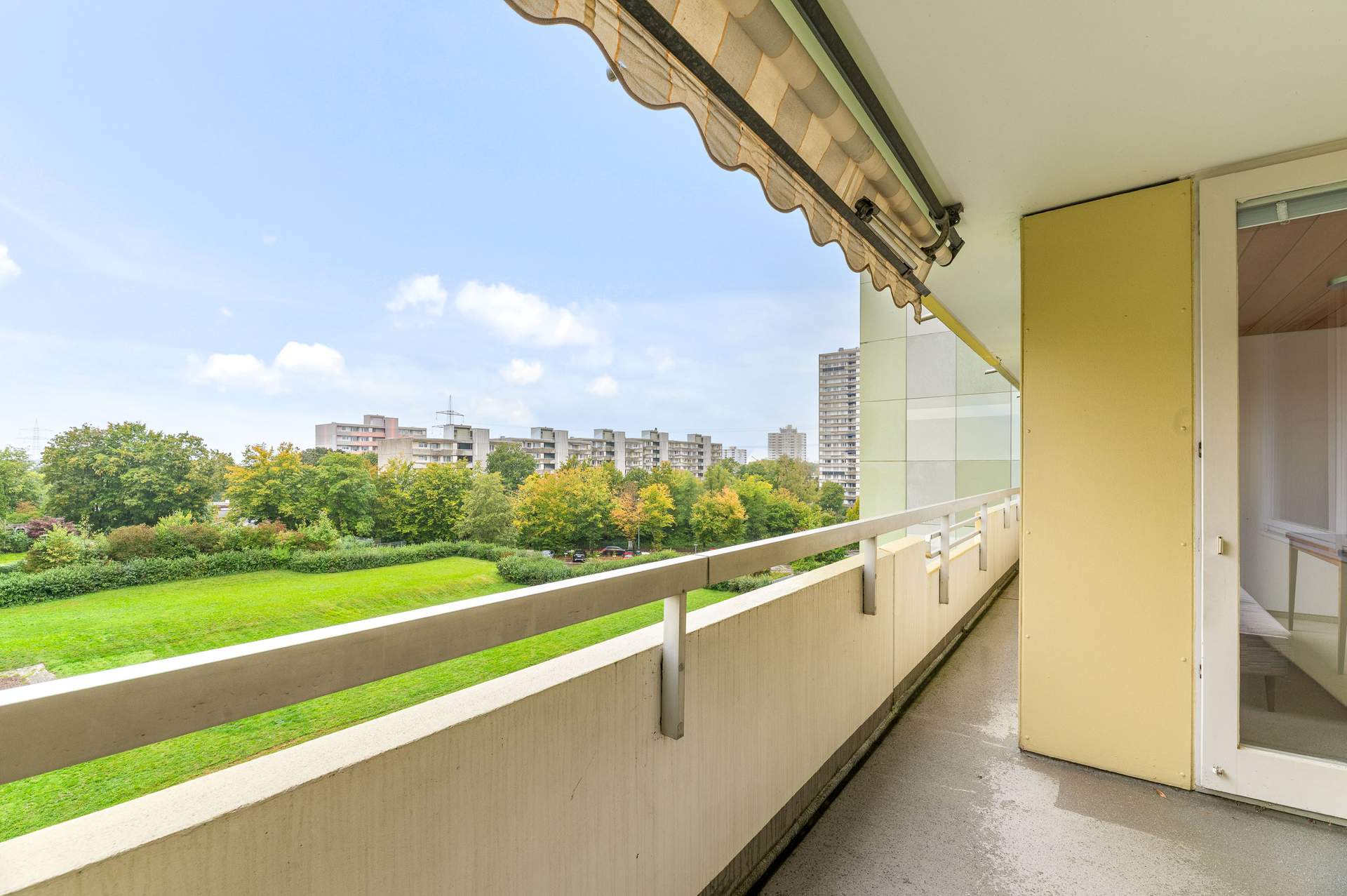 Viel Platz mit Weitblick – 4,5-Zimmer-Wohnung mit zwei Balkonen und Garage - Bild 2