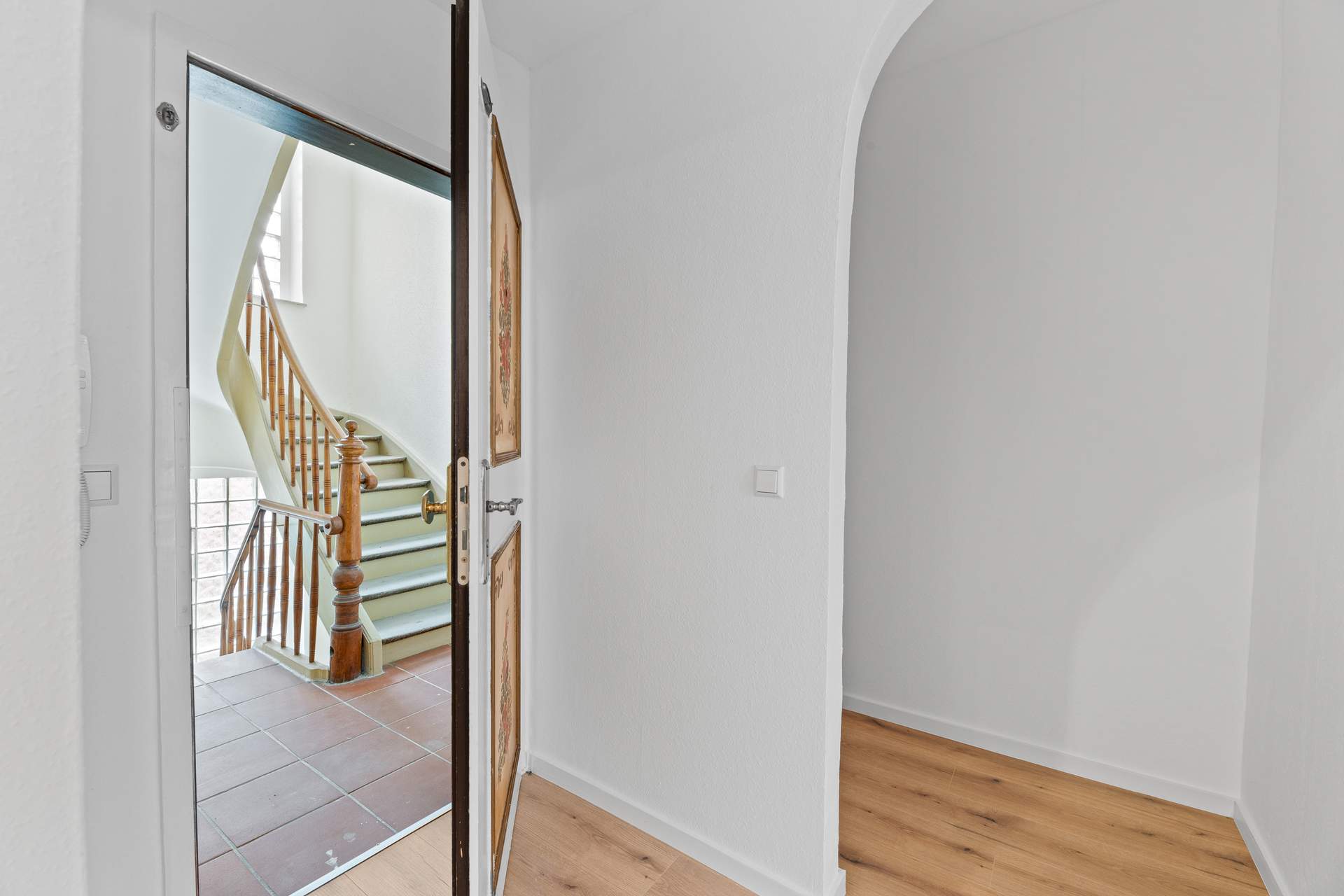 Charmante 2,5-Zimmer-Wohnung in stilvollem Denkmalhaus – frisch renoviert und sofort bezugsbereit! - Bild 1